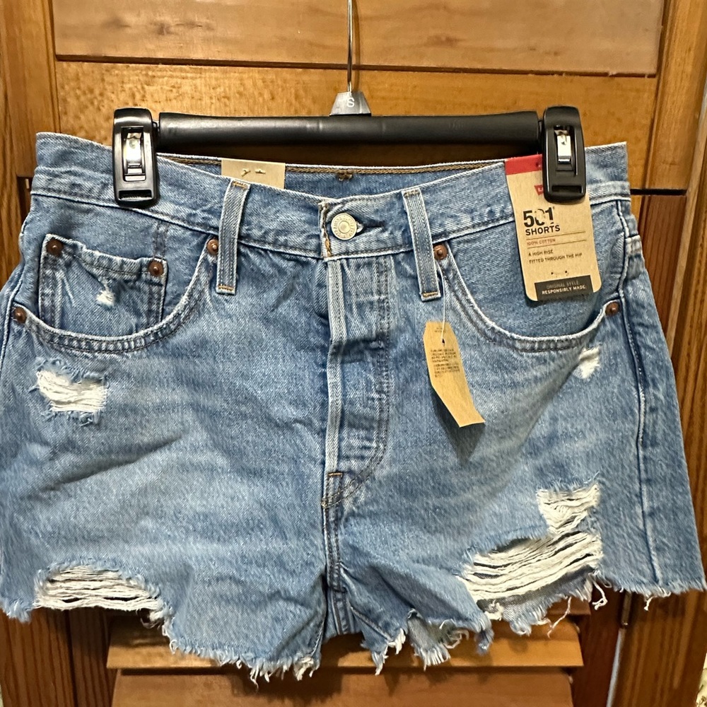NWT Levi’s 501 Original Denim Shorts, Size 28